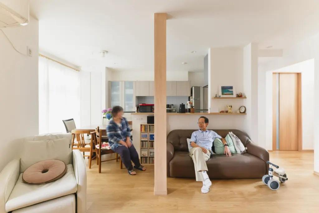 1階親・曾祖母様世帯のLDK。1階は大きく間取り変更しました。玄関の位置を大きく変え、1階の真ん中にLDKを設けることで 両側に配置したご両親の寝室と曾祖母様の個室をLDKが上手くつないでいます。