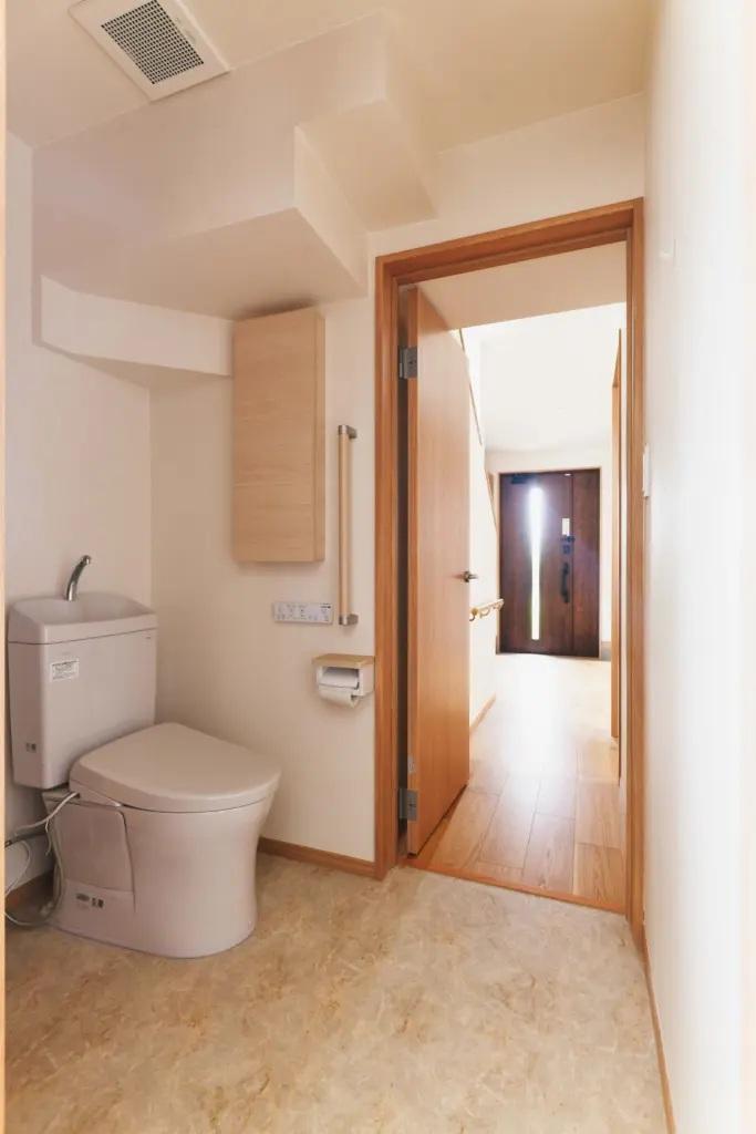 高齢の曾祖母様が使いやすいように、トイレはどちらの個室にも近い場所に設けました。さらに出入り口を2つ付けることで安心も確保。トイレだけでなく洗面室・脱衣室・浴室をシンプルに一列に並べて動線もすっきり使いやすくしています。