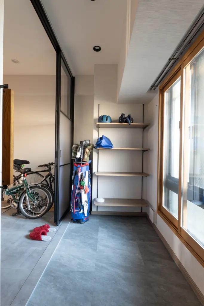 家族構成の変化で使わなくなっていたお部屋を活かして玄関土間スペースを拡張。隣接するのは土間のようなお部屋のようなプラスαの空間。