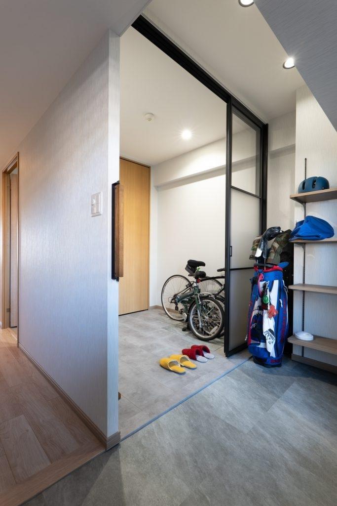 土間から続く+α空間はロードバイクなどご主人の趣味道具をしまえます。これでバイクのメンテナンスも腰を据えてじっくりできる。