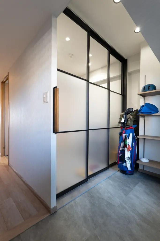 タチカワブラインドの「プレイススウィング」でお洒落に仕切れるようにしました。