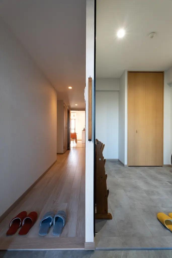 玄関からの動線は廊下とプラスαスペースからの2系統。