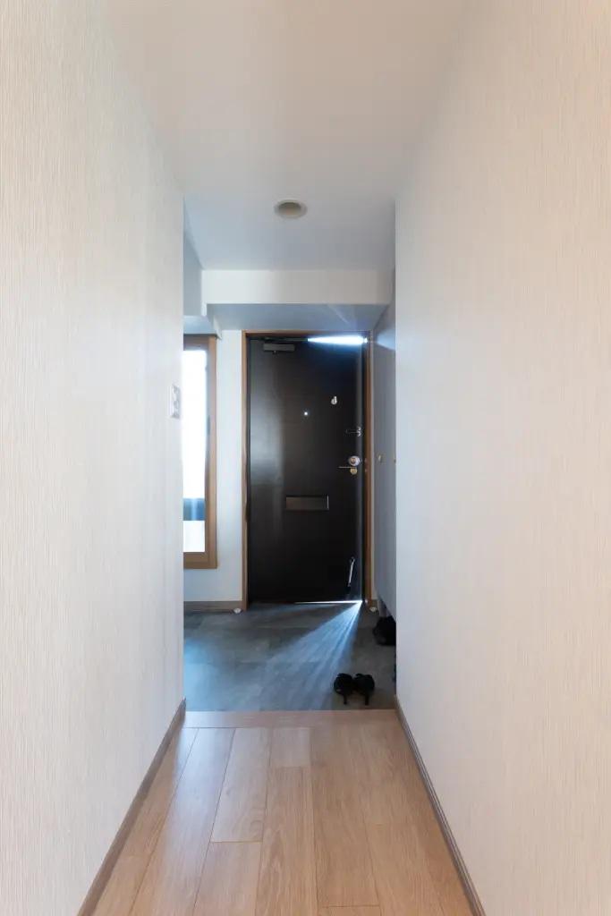 洋室だったところを取り込んだおかけで自然光が入る明るい玄関になりました。