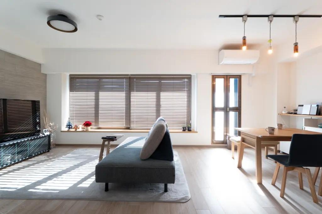 ウッドブラインドがお部屋に綺麗な陰影を生み出す。