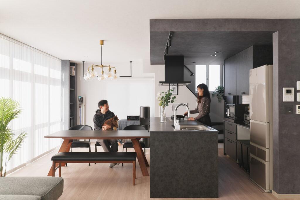 鉄骨造の大スパンを活かした25畳の広々LDKは、元は2部屋になっていたところを間取り変更。おおきな窓が二面あって明るく気持ちの良い空間です。