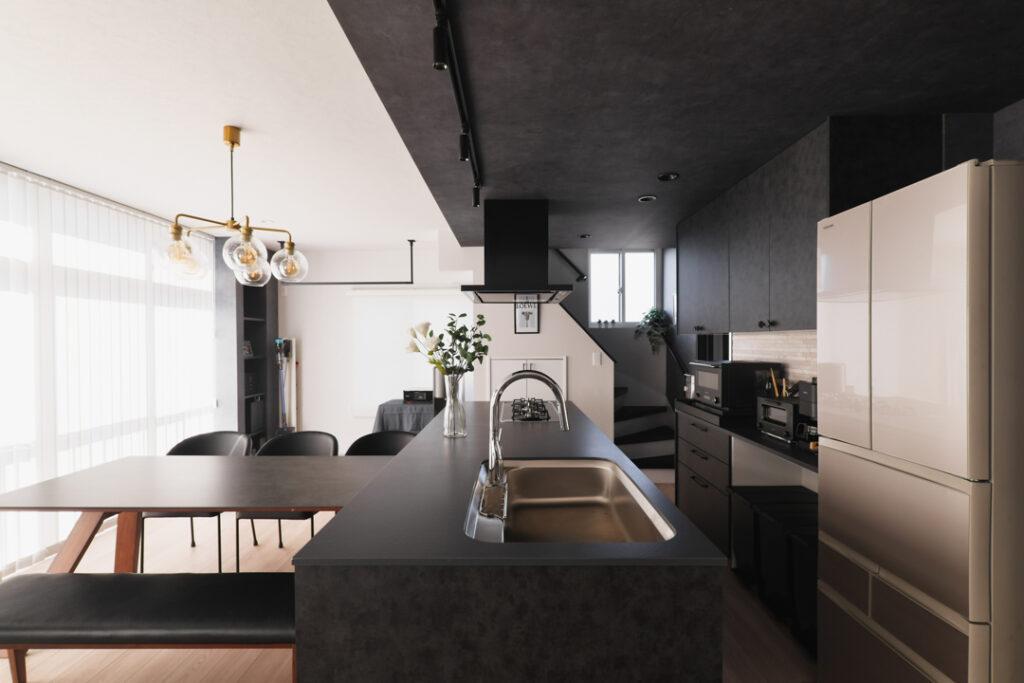 キッチン上部の下がり壁には口径の小さなスポットライトを埋め込みました。