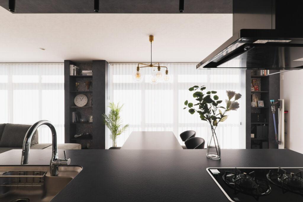 窓はカーテンではなくバーチカルブラインドでホテルライクを演出。窓面にある収納は構造の鉄骨柱を活かして造作しました。