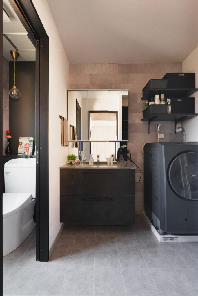 洗面室もモノトーンで統一。床は水や汚れに強いクッションフロアーに。色や柄が豊富なクッションフロアーを上手に取り入れています。