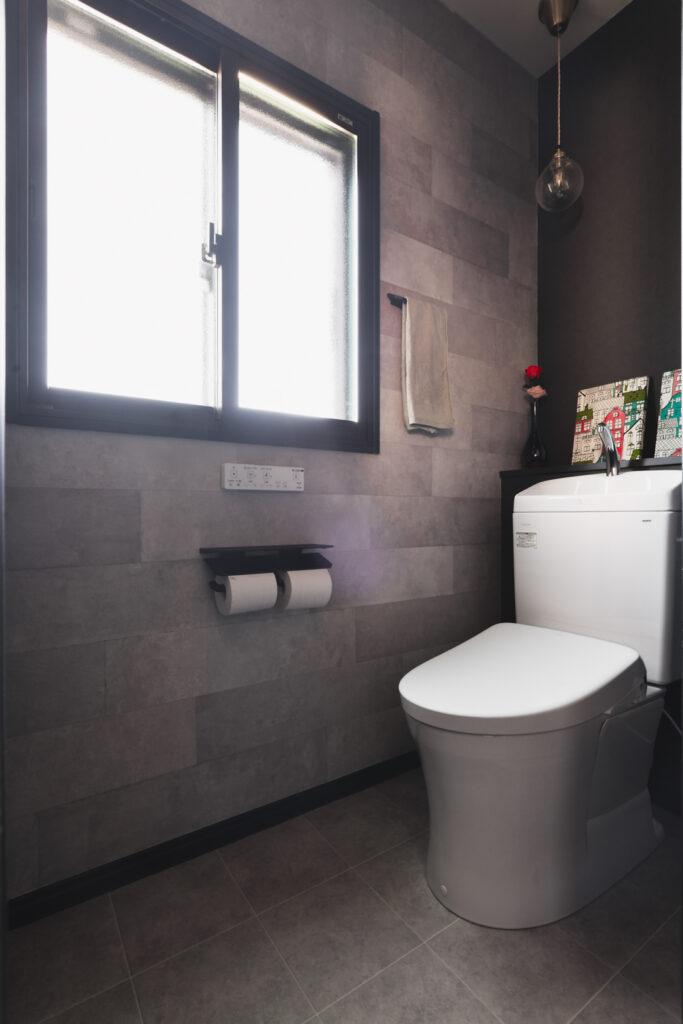 石目調のクロスを横に貼って奥行き感を演出。