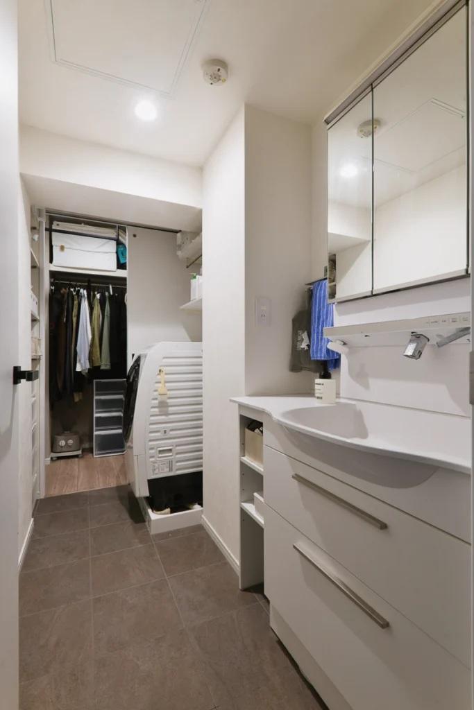 回遊できる洗面室はどの部屋からもアクセスがよく生活動線が抜群です。