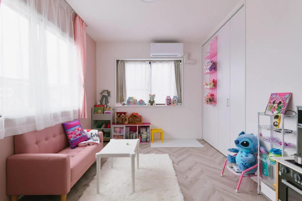子ども部屋の床はヘリンボーンで可愛らしく。