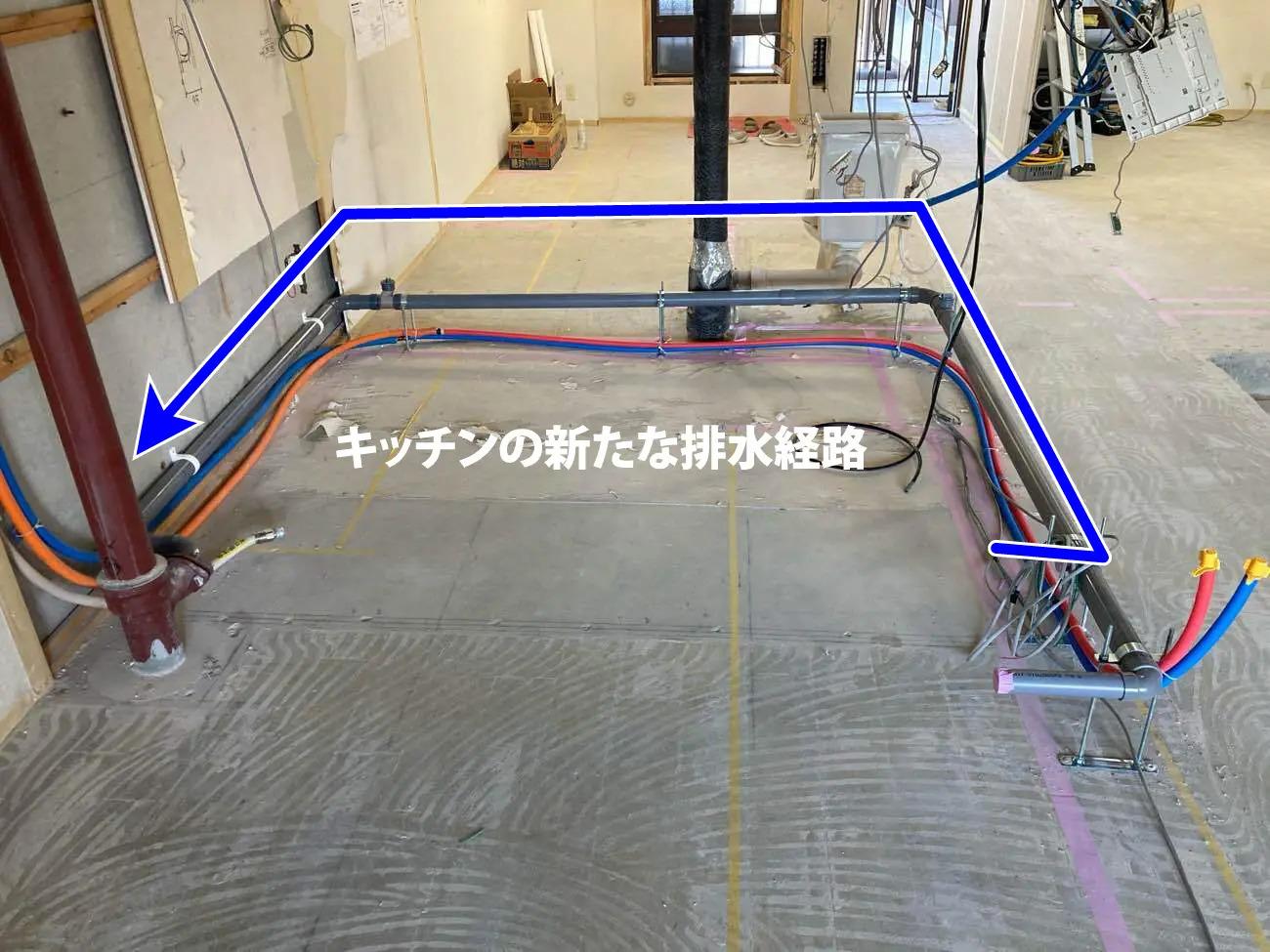 キッチンの向きを90度変えるため、壁や収納の中に排水管を勾配をつけて配置しました。マンションで難しいと言われる水廻りの移動では動かせないPSまで勾配を保ちながら排水経路を設計しています。