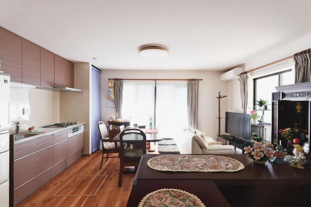 ワンルームスタイルのお母様のお部屋。お手持ちの家具が映える空間を意識しました。