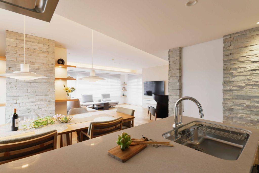 中古住替えリフォームを応援しています！

「気になる物件を見つけたけど、リフォームの費用はどのくらい？」
「古い物件は老朽化が進んでリノベーションしても無駄なのでは？」
人生で最大の大きな買い物「住まい」に関する悩みは尽きません。
ホームテック今まで多くの中古住替えリフォームのお手伝いをしてきました。
お客様のご依頼に営業担当者･デザイン部・構造耐震設計室など、
ホームテック専門家集団のチームとして対応させていただきます。
ローンや税金など資金面でのご相談にものらせていただきます。
どうぞ何なりとご相談ください。