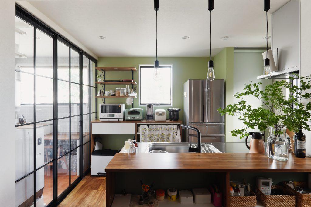 二世帯住宅リフォームはお任せください！

どちらの世帯にとっても何かと心強く便利な住まい方の二世帯住宅。
今、「実家を二世帯住宅にしたい」「中古住替えで新たに二世帯同居を始めたい」
というお声をたくさん頂戴しております。
生活時間が異なる世代が長く気持ちよく暮らせる住まいにするには
間取りの工夫・増築・ぴったりの水廻りや収納から耐震・断熱など
建物の性能向上についてまで、検討すべき項目がたくさんあります。

ホームテックではそれぞれの世帯にじっくりとヒアリングをさせていただき
実際のプランに落とし込んでいく作業を大事にしております。
ぜひご相談ください。