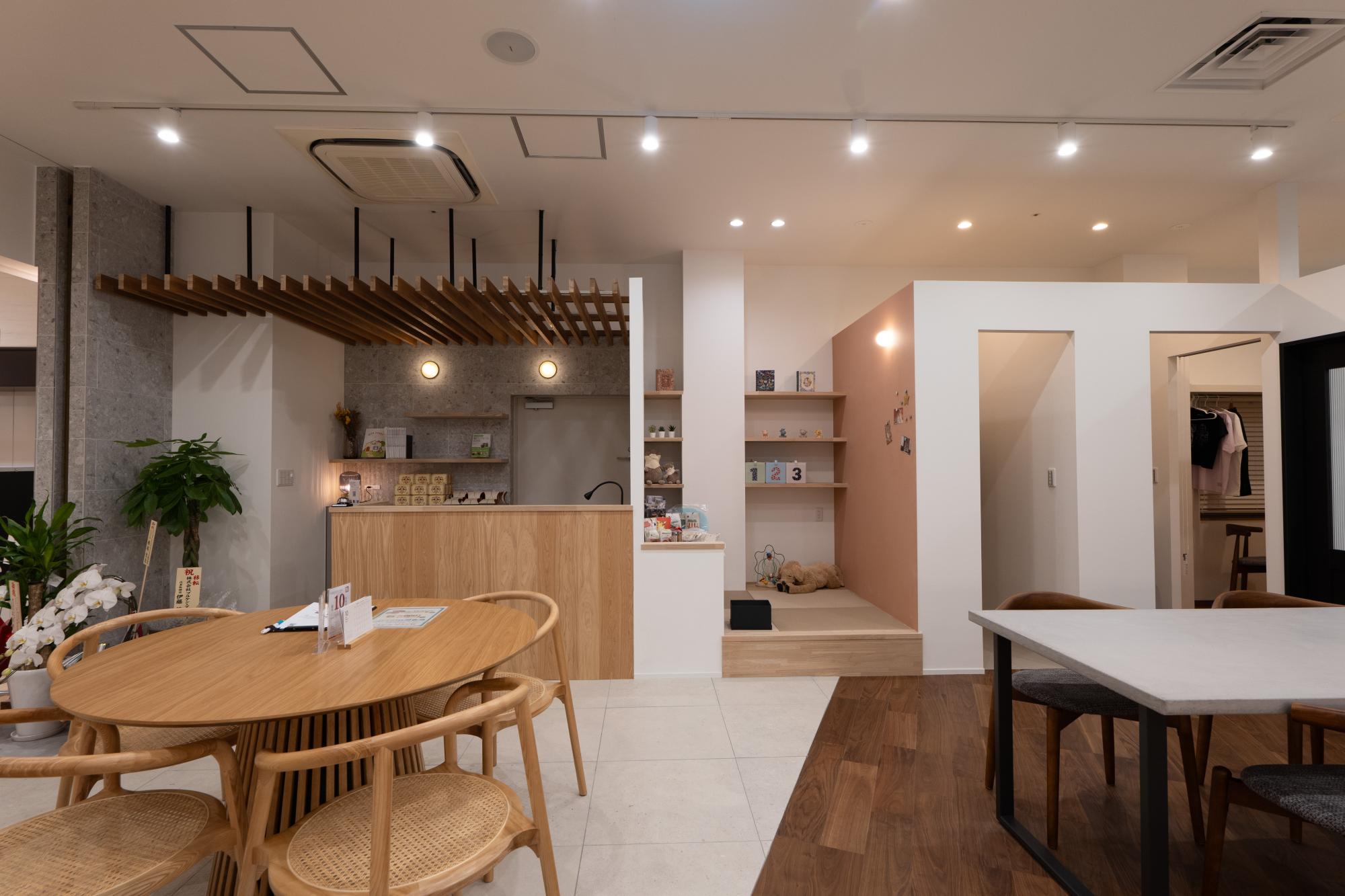 ショールーム型店舗「リフォームプライス」でイメージを膨らませてください。

ホームテックのショールームは、キッチン・ユニットバス・トイレなど各メーカーの人気設備機器を一堂に展示しており、実際にその使い心地を確かめることができます。
（東京･神奈川･埼玉に14店舗ございます。）

商品はリーズナブルなものからハイグレードなものまで、リフォームのプロが厳選したものを展示しており、お図面などお持ちいただきますと専門スタッフが基本プランをお見積りさせていただきます。

雰囲気を視覚化できるモデルLDKルームも複数のテイストで展示しているから、リフォーム後のイメージが膨らみます。床材のサンプルや室内ドアをはじめお洒落なスイッチプレートなど毎日の生活を豊かに演出してくれる小物類も充実しています。

リフォームプライス店は八王子店、多摩店、府中店、世田谷店、武蔵野店、杉並店、国立店、屋根外壁専門館イロドリ、横浜青葉店、新百合ヶ丘店、相模原店、上尾店、入間店、川口店の14舗でお待ちしております。