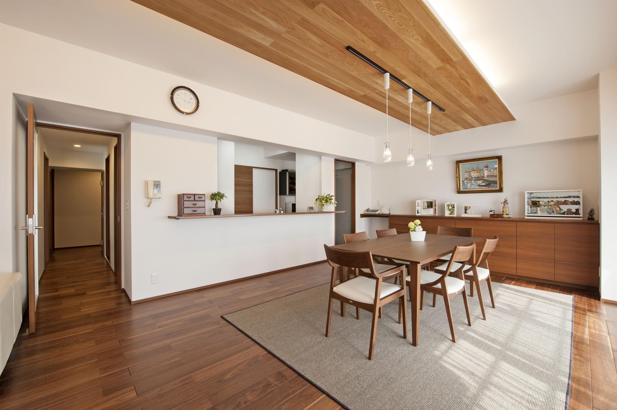 ホームズ 無垢材と間接照明でモダン演出に 遊びに来た家族が集える広いldkのある住まい