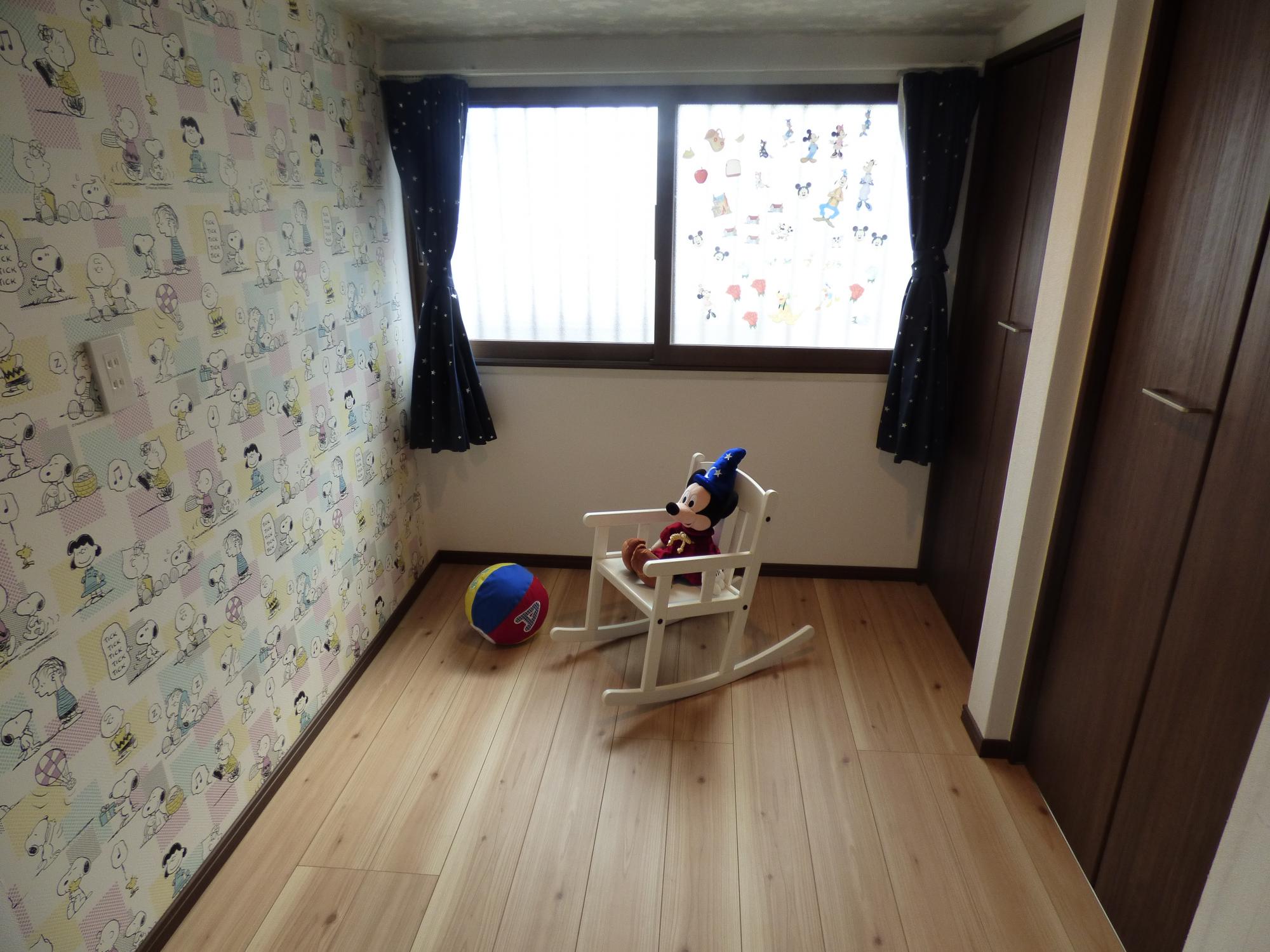 間接照明を取り入れ、天井は勾配天井。クロスは天井に蓄光クロスと壁にスヌーピー柄のアクセント。
ポップな仕上がりになりました。