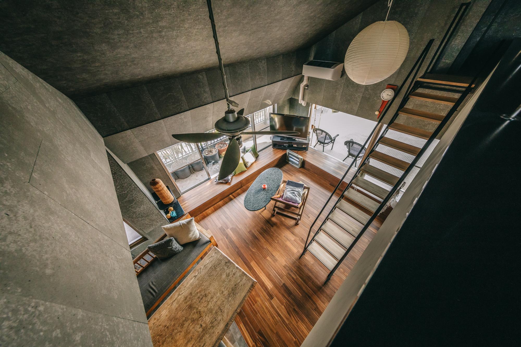 リビングから梯子で登る屋根裏スペース。