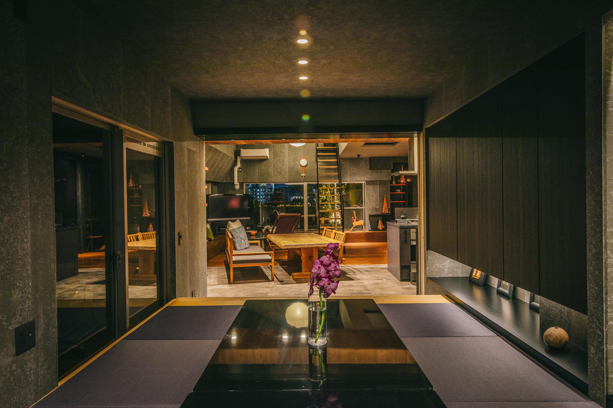 和室からのリビングを見た光景。家族の様子を切り取る額縁のよう。