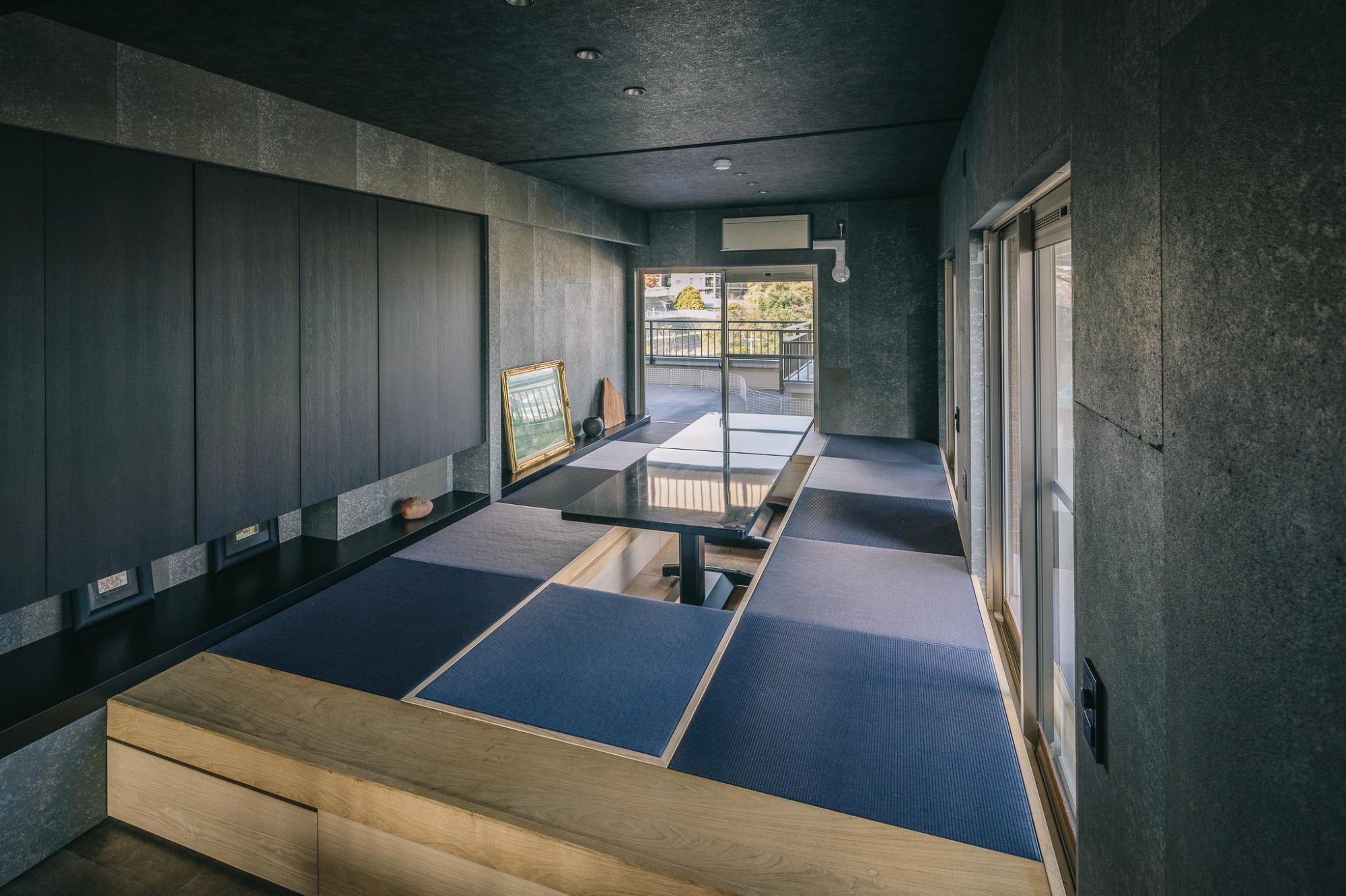 和室には青みがかった畳。隣り合うリビングとも調和するモダンな雰囲気です。