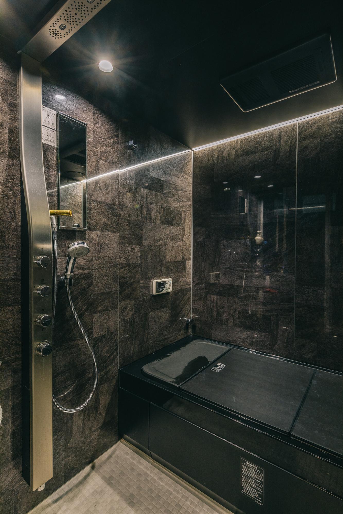 お風呂の仕上げも室内に合わせてクールに仕上げました。