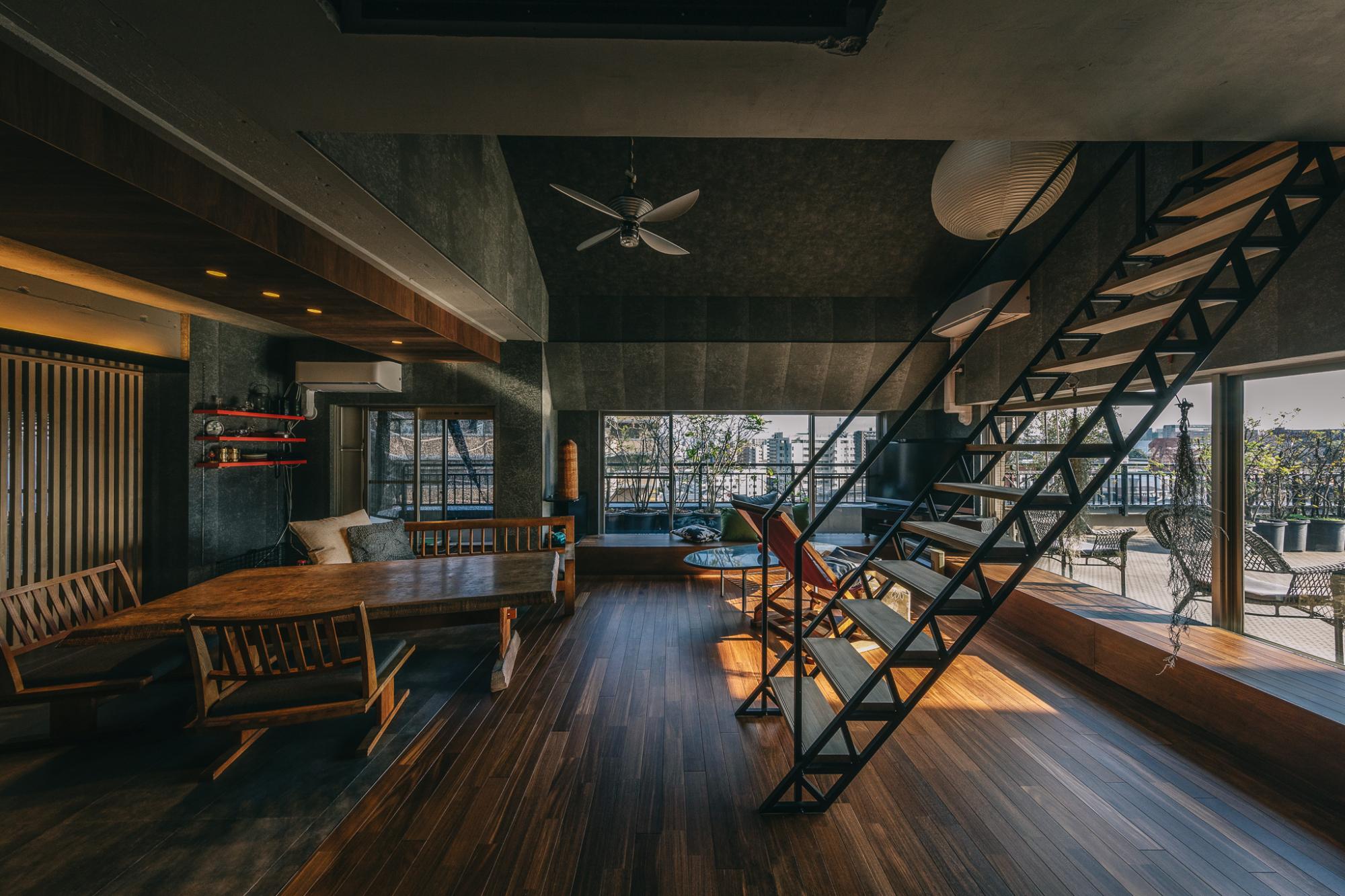 熊本市内を一望する窓を持つリビング。