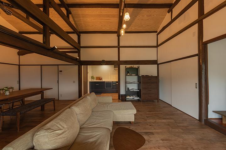 リビング横にはキッチン室。大きな窓が外から日光を採り入れ、家全体が明るくなっています。