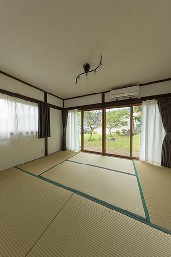 別室からも窓の外には緑を望む。