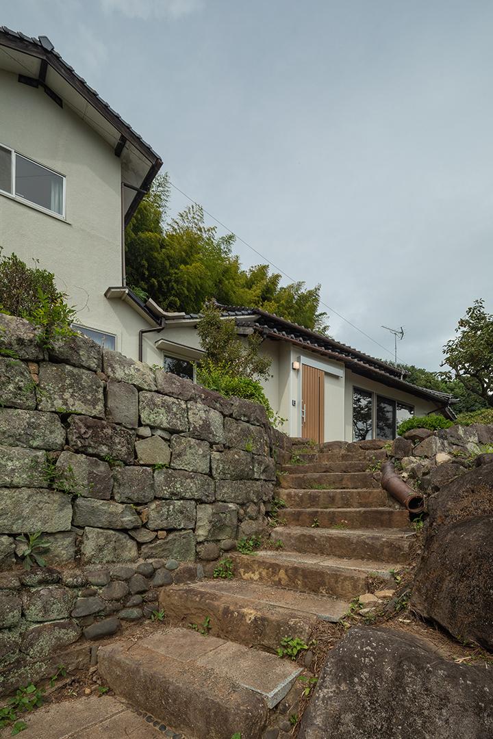 石垣の上に佇む住まいは、中古物件を購入したもの。