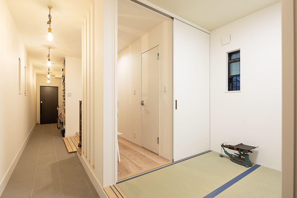 裏と表をつなぐ土間。和室は客間として使用。