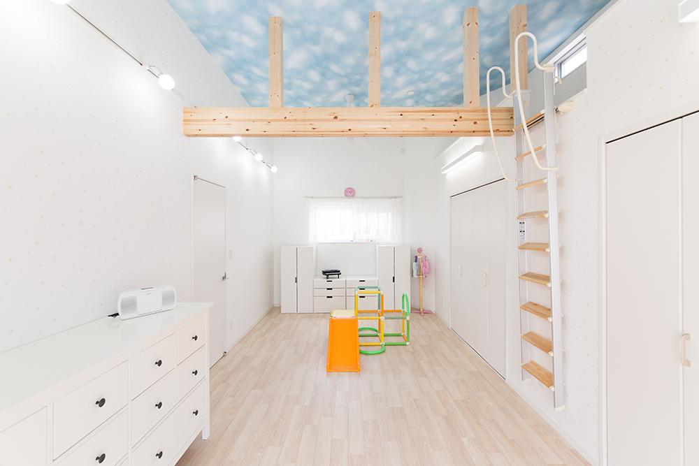 ホームズ 中庭とカーテンのいらないリビングの家