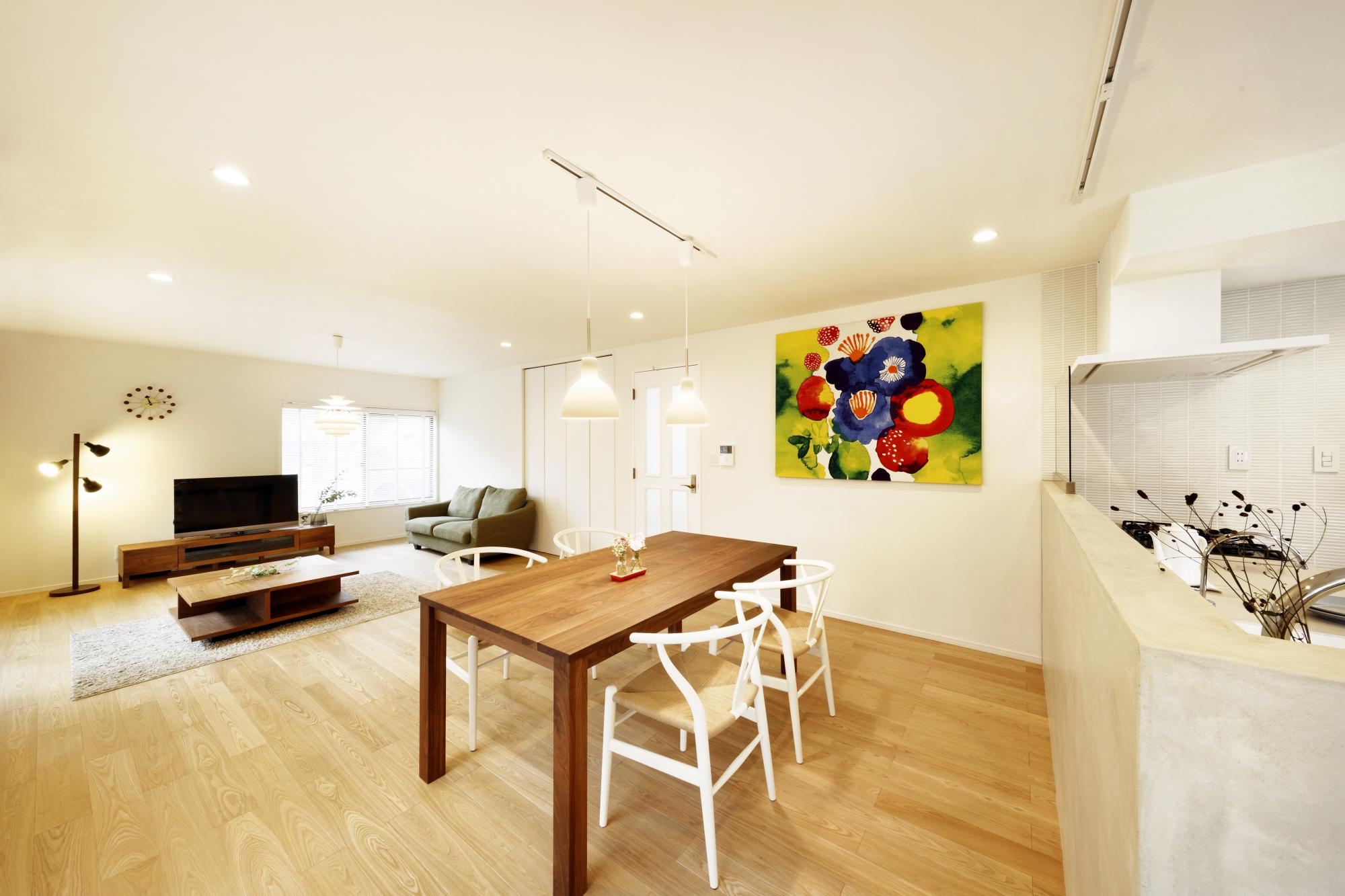 Tさんの好みは北欧テイスト。
そこで、白い壁、白い天井には自然素材のしっくい塗り（ローラー仕上げ）を提案。窓越しにたっぷりと採り込んだ光を反射し、家中に光がまわるように設計することで、日中は照明器具の出番がないほど、明るい家になりました。