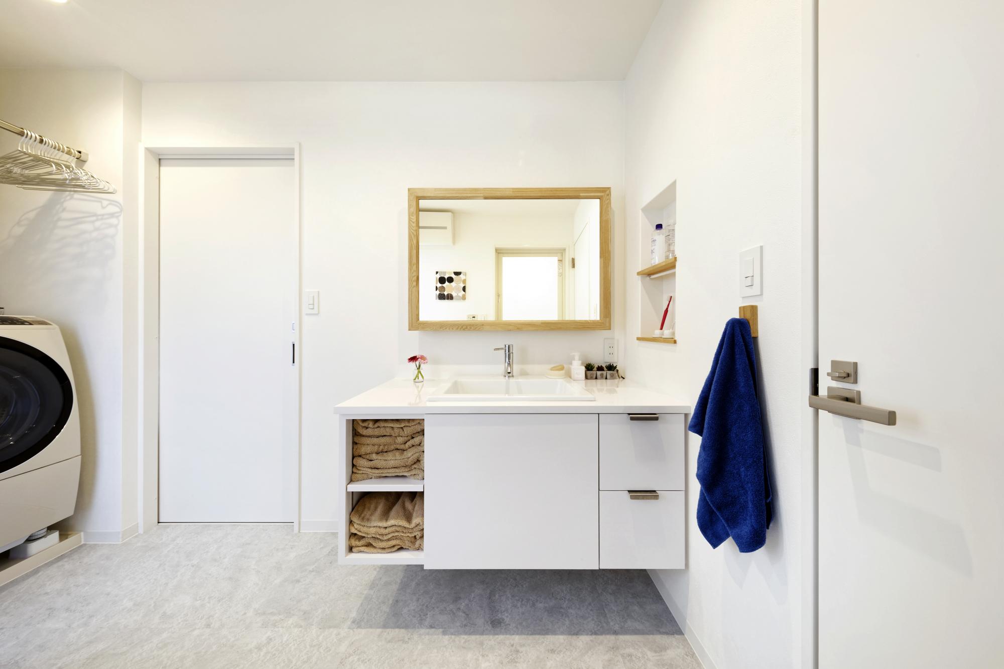 スッキリと美しく、空間とも調和する洗面化粧台は、オリジナルデザインで造作。「すべてお任せ、でお願いしました。好みをくみ取ってくださり、家具職人さんがアレンジ。いいものができたな、と思いますね」