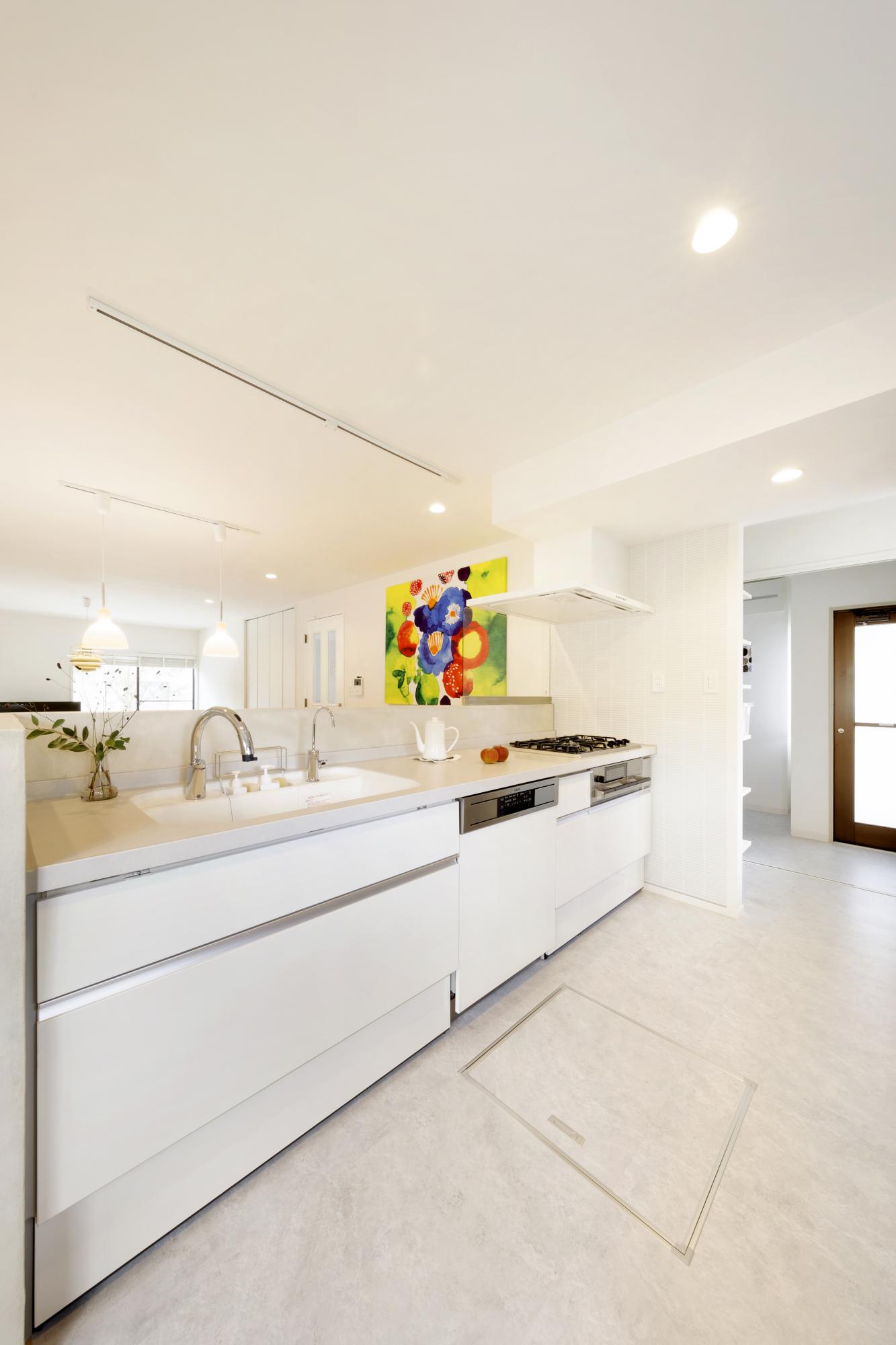 大きな鍋やフライパンもまるごと入る大容量の食器洗い乾燥機をビルトイン。システムキッチン自体は機能的でシンプルなデザインを選び、シンプルなモザイクタイルとコーディネイトし、スッキリと仕上げた。