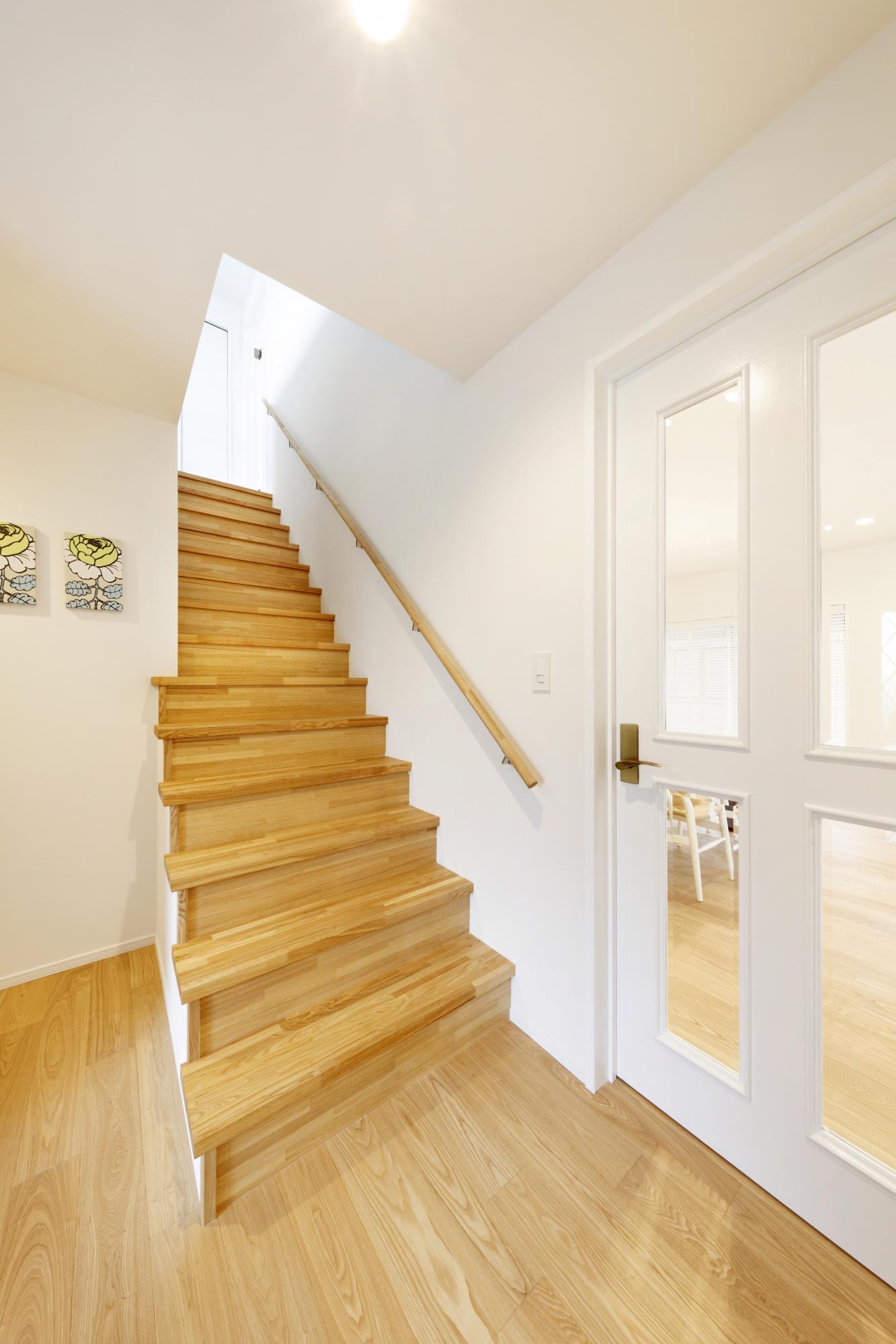 玄関は吹き抜け。だが、階段のデザインなどに30年前のデザインが感じられ、古さは否めなかった。そこで、オープンスタイルの階段に変えて、デザインもナチュラルに。北欧テイストのインテリアとも調和する、おもてなし玄関に生まれ変わった。