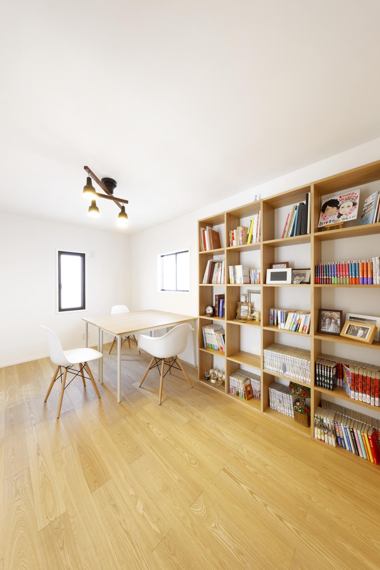 お仕事柄、自宅で調べものをしたり、知識を深めることが求められることから、書斎としても使える家族のスタディスペースを実現。扉はあえて設けず、家族みんなで使用できるオープンスペースに。ロールスクリーンで仕切れば、個室のような空間にもなるなど、フレキシブルな設計。