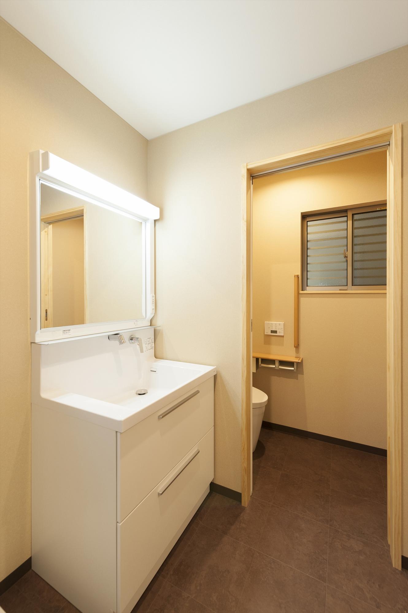 狭く深かった浴槽は手足を伸ばして過ごせる広々サイズに。洗面所も広くなり、お手入れがしやすいドレッサータイプに替えた