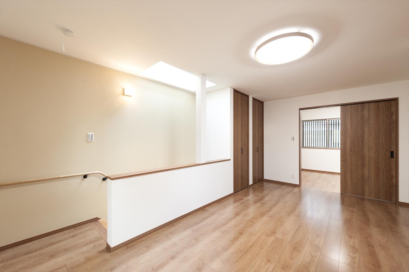 階段の上部は吹抜け。天窓から光を採り入れて、昼間は照明器具をつける必要がないほど明るく過ごせる家に生まれ変わった