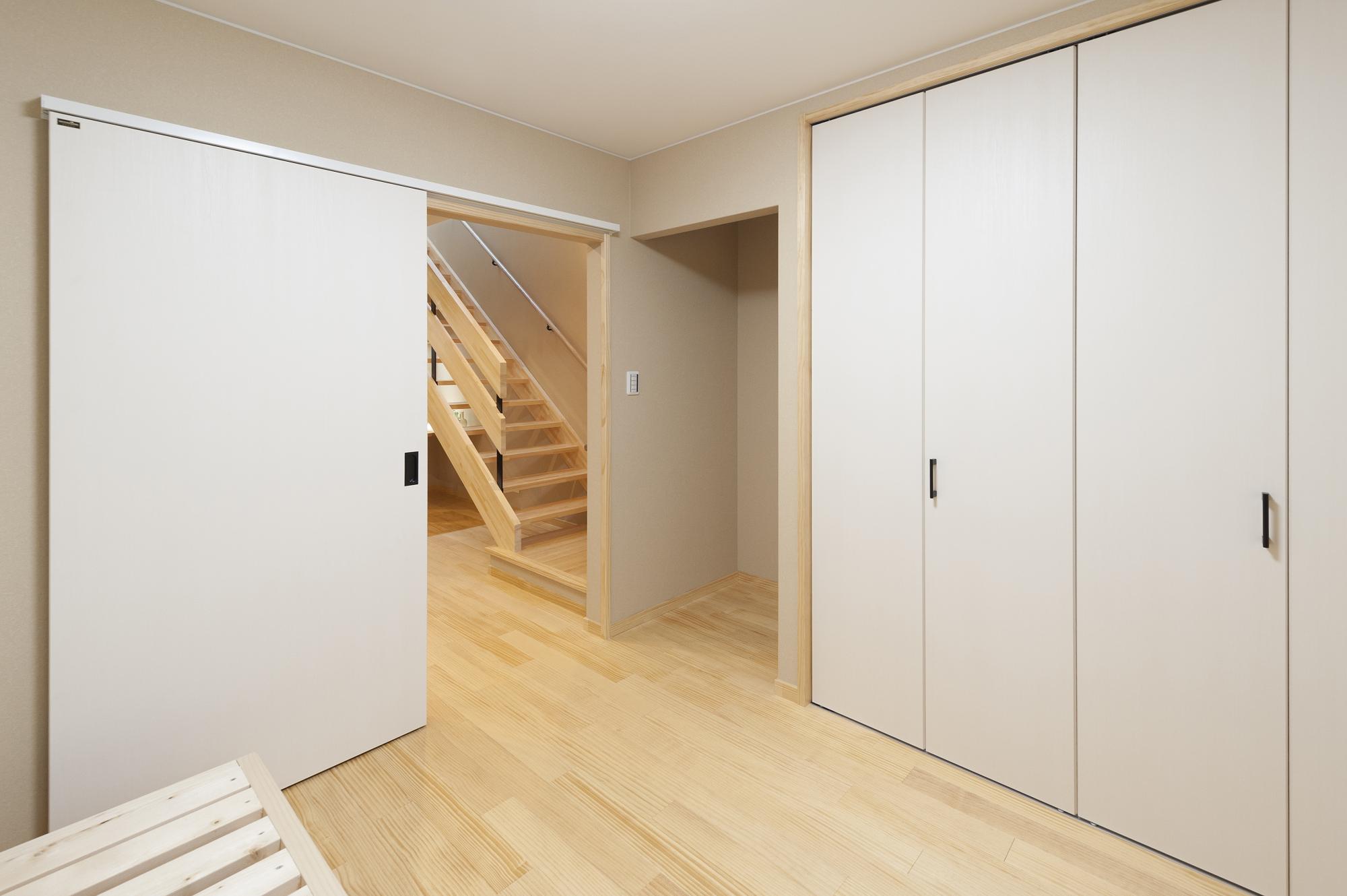 Ｓ様の寝室はLDKの隣に配置し、バリアフリー設計に。トイレや洗面所へもスムーズに行けるコンパクトな動線にした