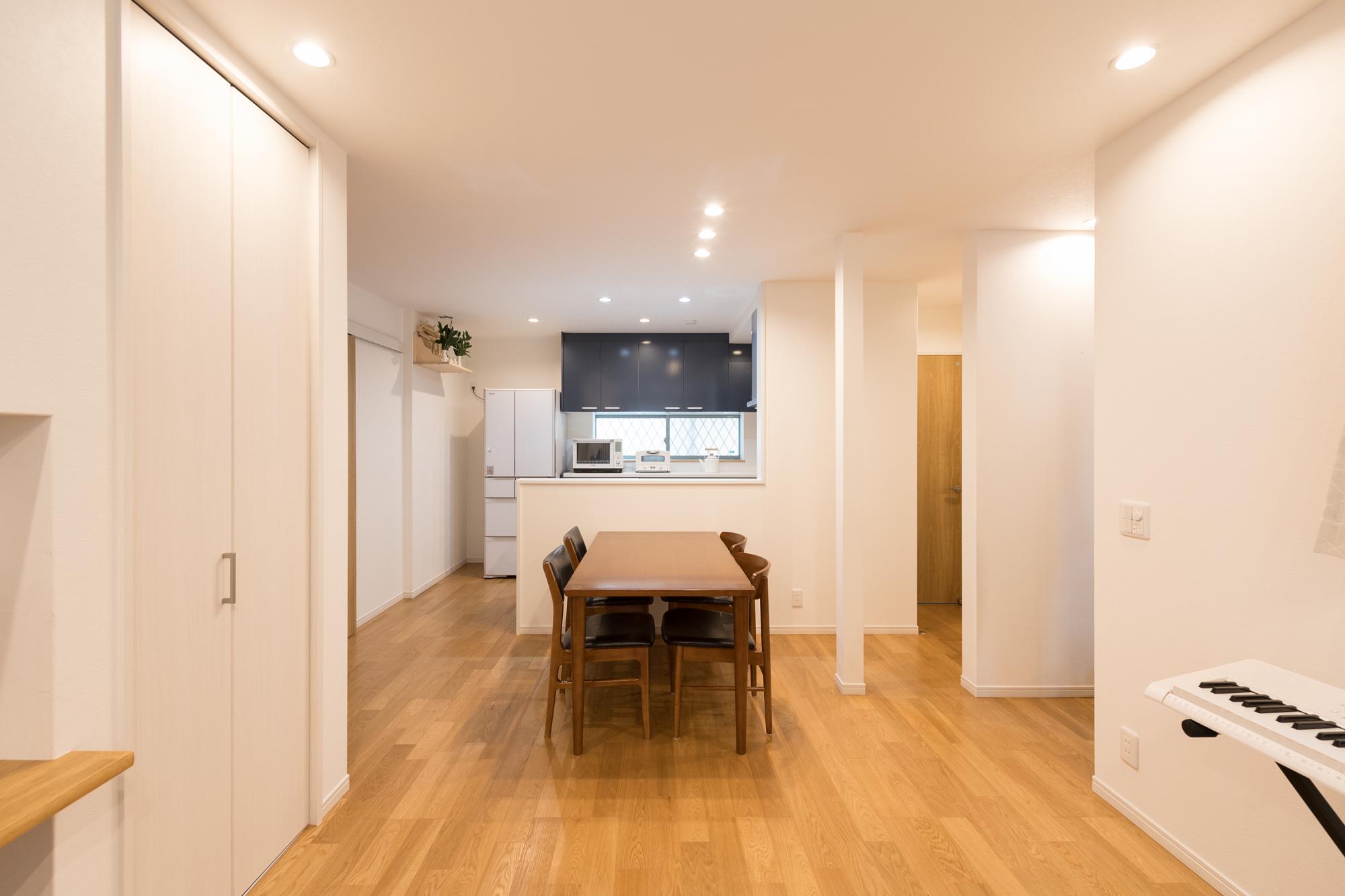 受け継いだ住まいは築45年と古く、大工だったおじいさまが暮らしやすいように手を加え続けたことで、構造が複雑化。知識がないと手が出せない状態でした。
そんな難工事も、躯体から見直す大規模リフォームが得意な同社なら大丈夫。老朽化で傷んだ柱は補強し、安心して暮らせる住まいに再生。間取りも全面改装できました