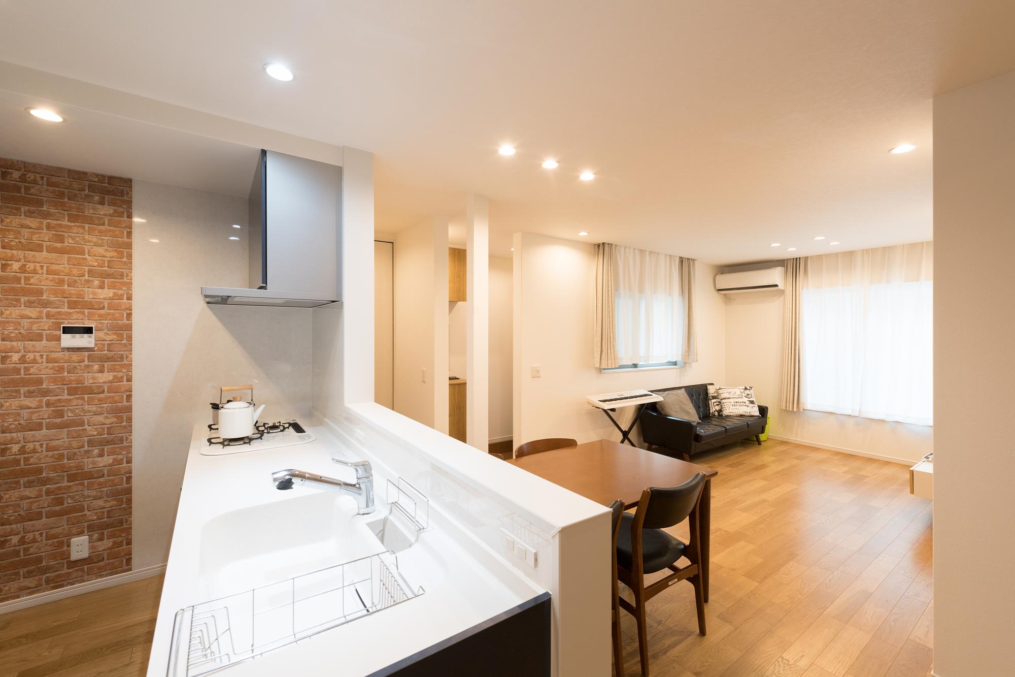 廊下で遮られた２部屋はつなげて、広々としたLDKに。どうしても外せない柱(写真右)は残しながら、スッキリとしたデザインに。「近くに住む両親が遊びに来てくれます。子どもだけの空間にならないよう、誰もが気持ちよく過ごせるインテリアを選びました」