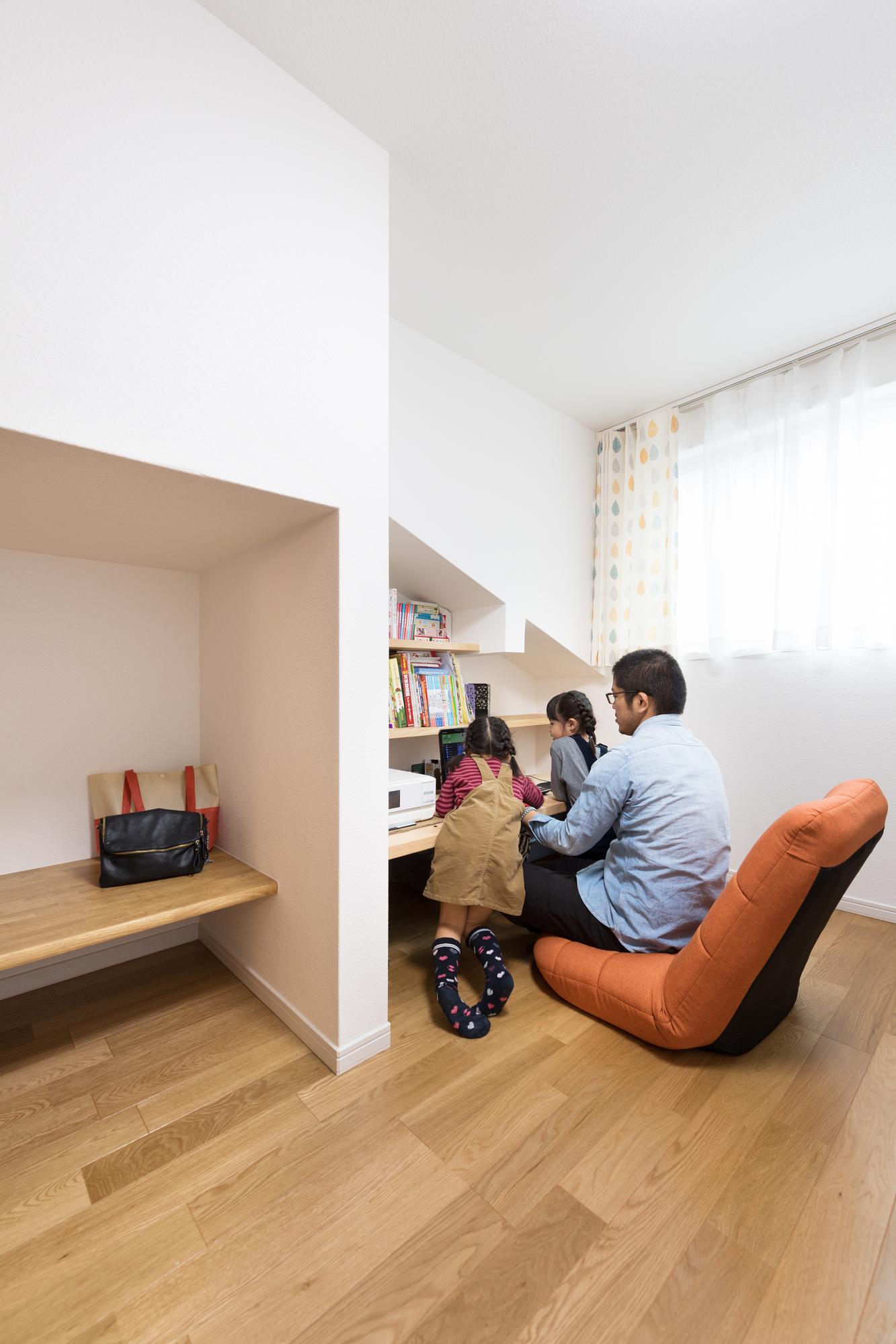 １階から２階へと向かう階段途中の中二階の空間は、書斎兼子どもたちのスタディスペースに。「落ち着いて勉強するとき、籠って作業をしたいときに、重宝しています」