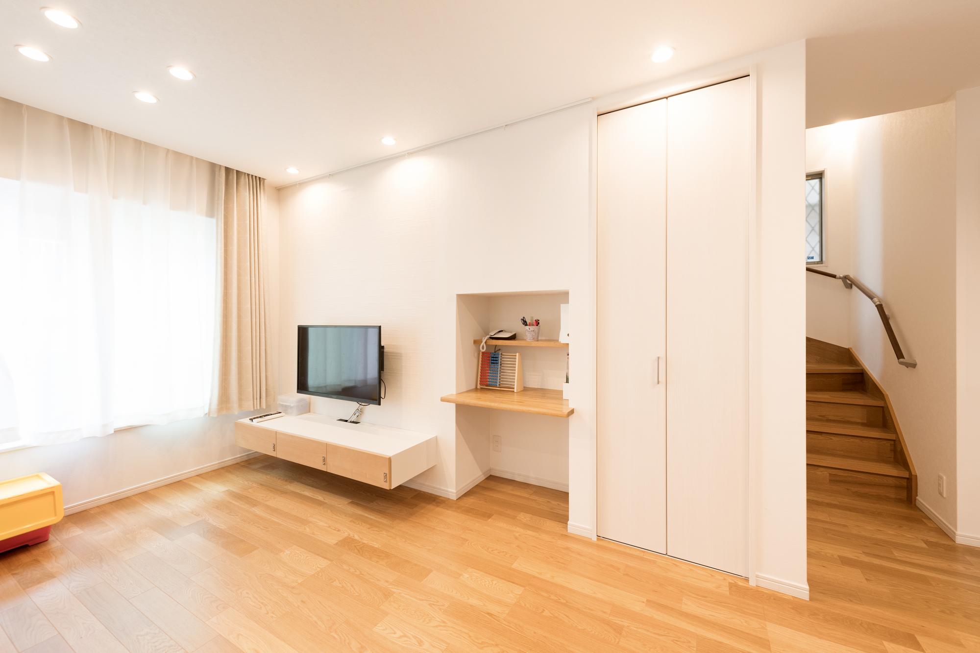 ベテラン大工が仕上げた造作デスクなど、家具も手づくり。「造作すると結構高くなりそうだったテレビボードは、家具を一緒に選んでもらって、現場で取り付けだけお願いするなど、コストダウンをする方法も教えていただきました」