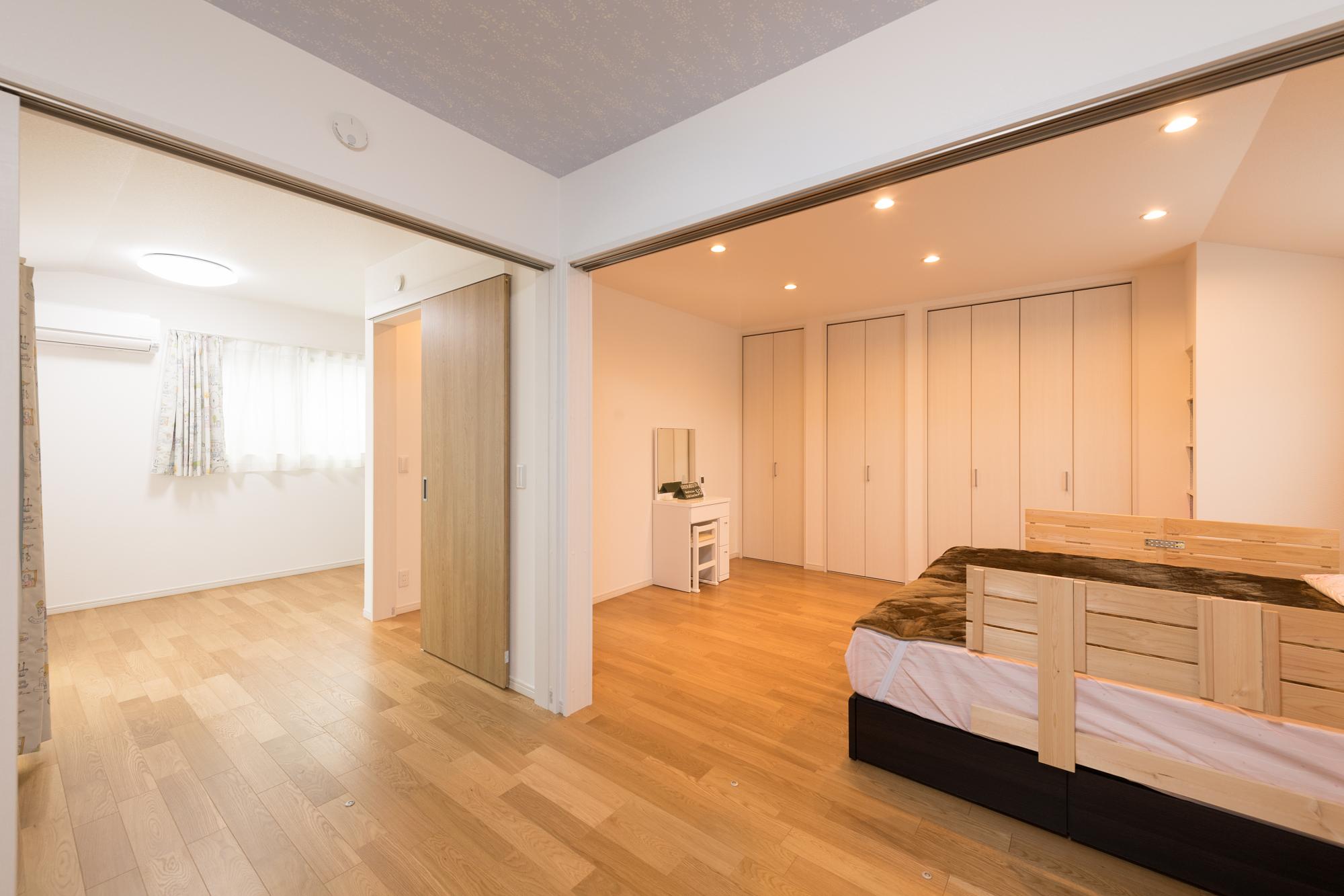 和室が３部屋だった場所は、すべて洋室に。雨漏りしていた老朽化した構造躯体を一新。傷んだ柱をすべて補強し、外せる柱は外して開放感も演出。引き戸でフレキシブルに使える住まいへと再生した