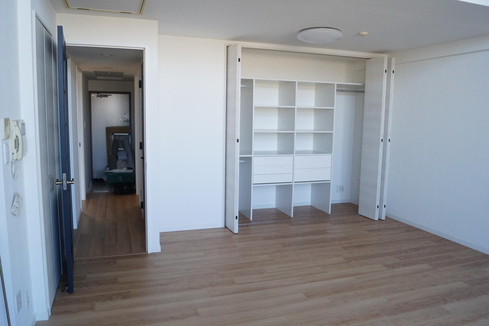 「眺望と風通しを活かした、スタイリッシュでシンプルな明るい家」の収納・クローゼット