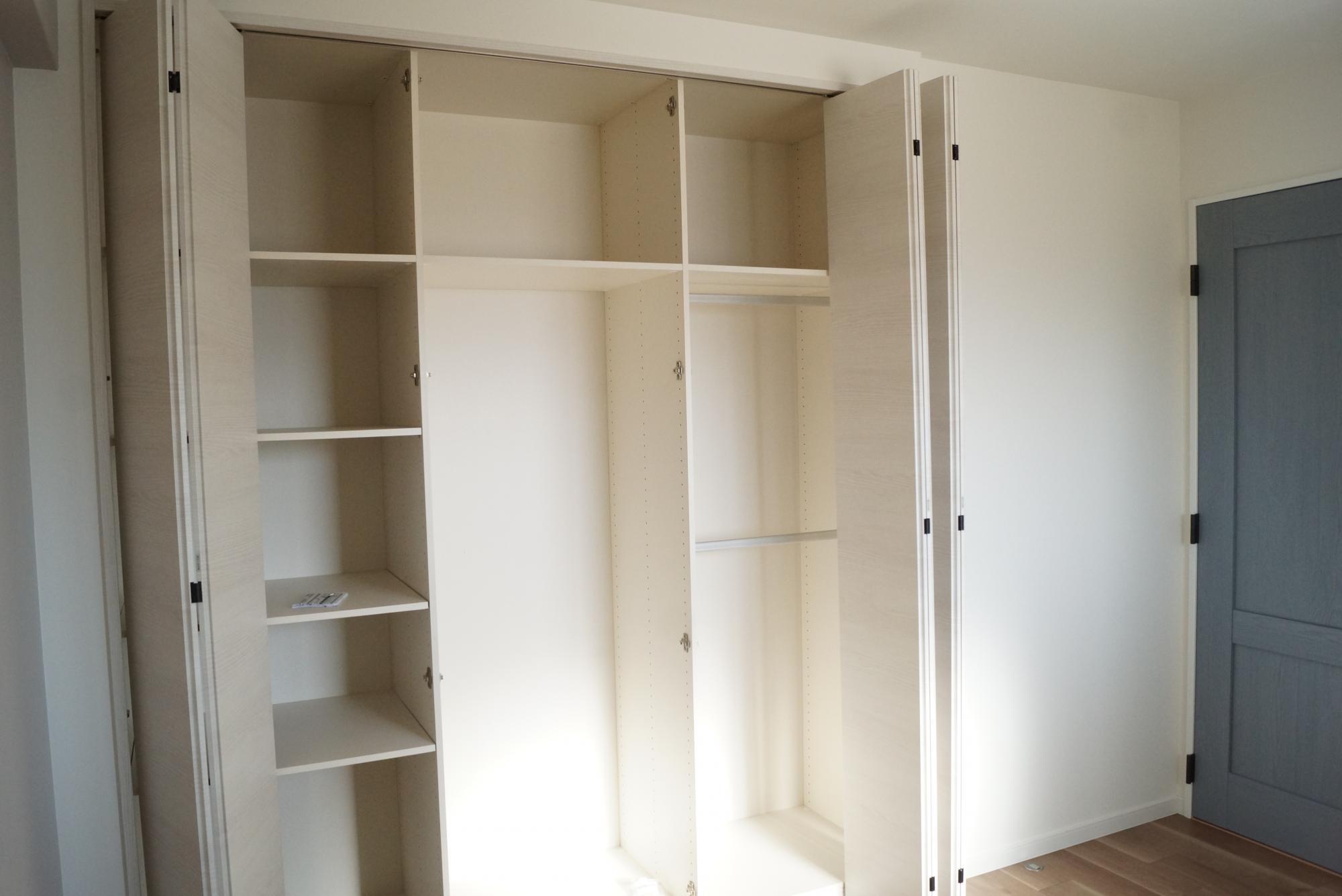 「眺望と風通しを活かした、スタイリッシュでシンプルな明るい家」の子供部屋