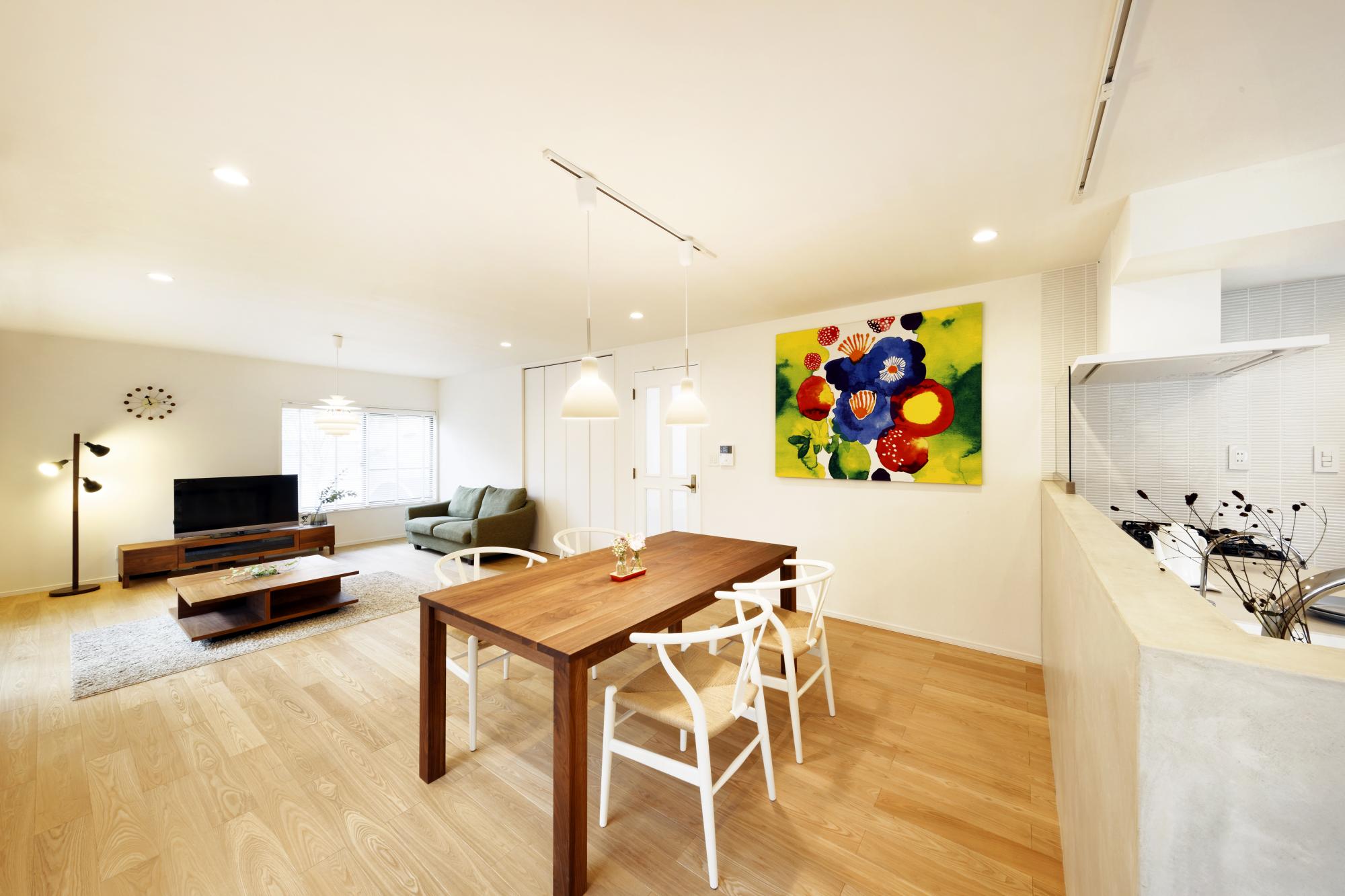 土地を取得し、新築で注文住宅を建てる方法以外に、理想の住まいを実現できるのがリノベーション。構造躯体からしっかり見直しますので、安心して暮らしていただけます。

「お客様によりそう。
答えは常にお客様の中のあるもの。」
私たちはその答えを導き出す、言わば仲介役。
作り手の考えだけで住まいづくりをするのではなく、常にお客様に寄り添い、共に考え、共に悩み、共創によってより豊かな住空間を生み出します。