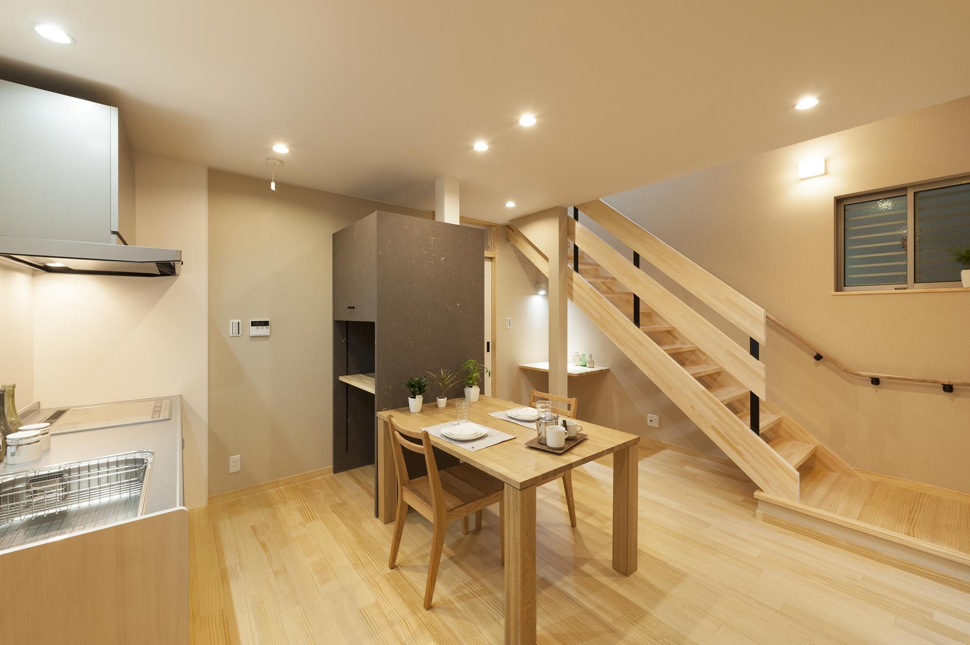 「落ち着いて暮らせる家にしたい。この先もずっと飽きないデザインにしたい」
シックな色使いを基調に、自然素材をバランスよく採り入れながら、和の風情も感じられる大人の空間を提案。効果的な箇所に間接照明を施し、癒しの光もデザインしました。