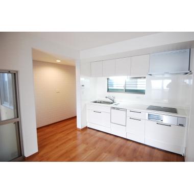 築30年以上の古家を購入。水廻りを入れ替えました。キッチンは明るさと清潔感にこだわりホワイトを選択。食洗器も入ったキッチンは、引き出しタイプで、使い勝手も抜群です。ガラストップのＩＨでお手入れも楽々です。